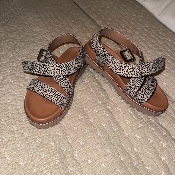 Universal Thread Strapy Sandals - Picture 2 of 2